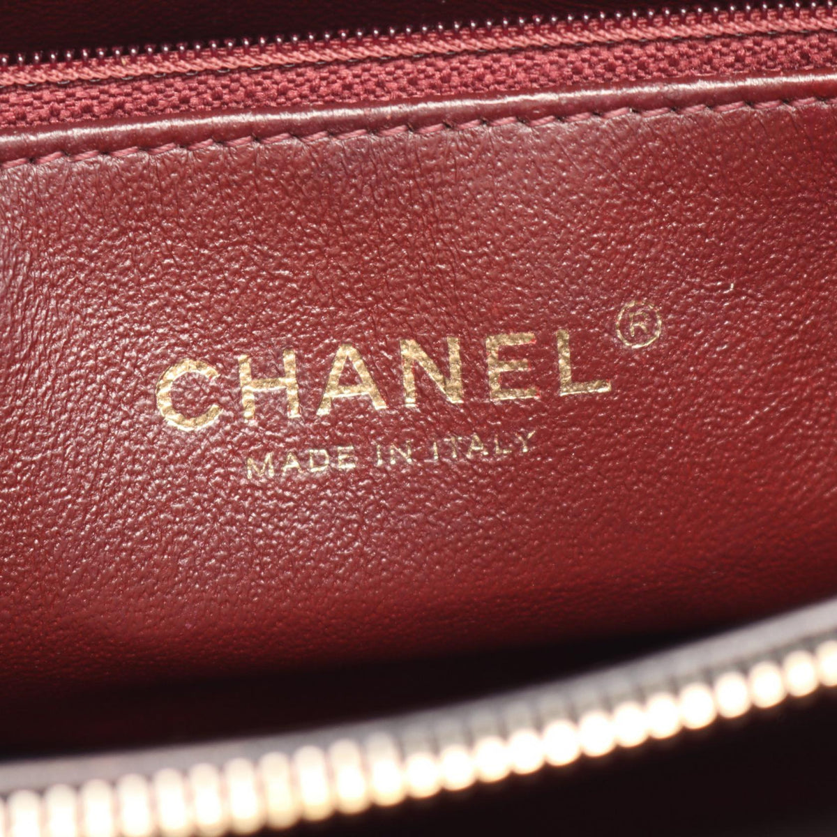 CHANEL Black V-Stitch Chevron leather 2101220082109