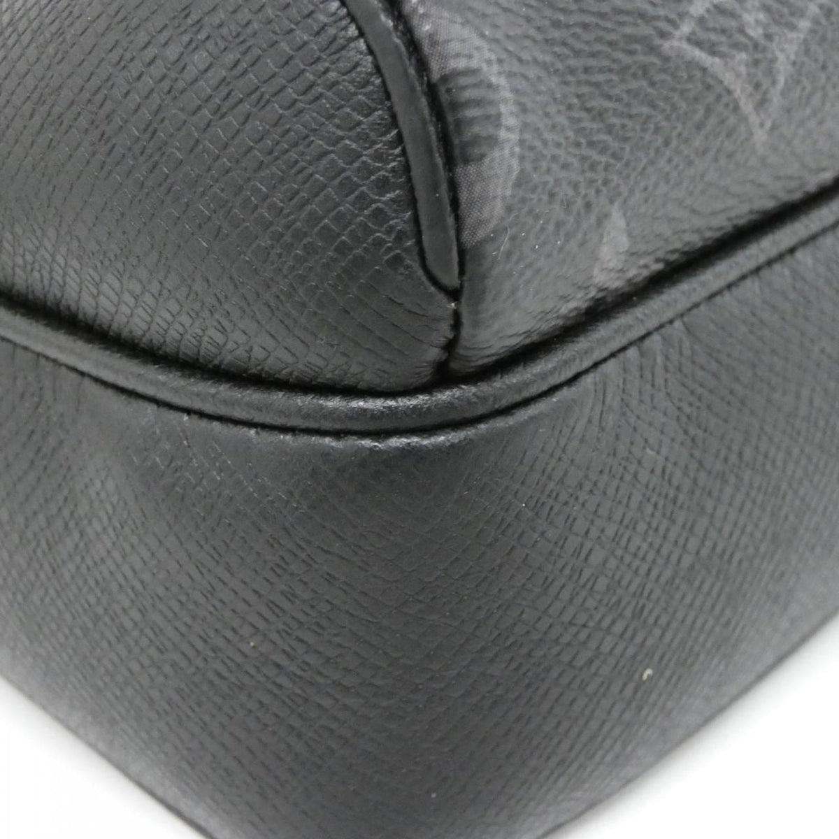 Louis Vuitton Taiga Rama Messenger shoulder bag