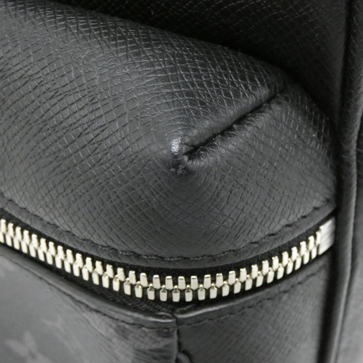 Louis Vuitton Taiga Rama Messenger shoulder bag