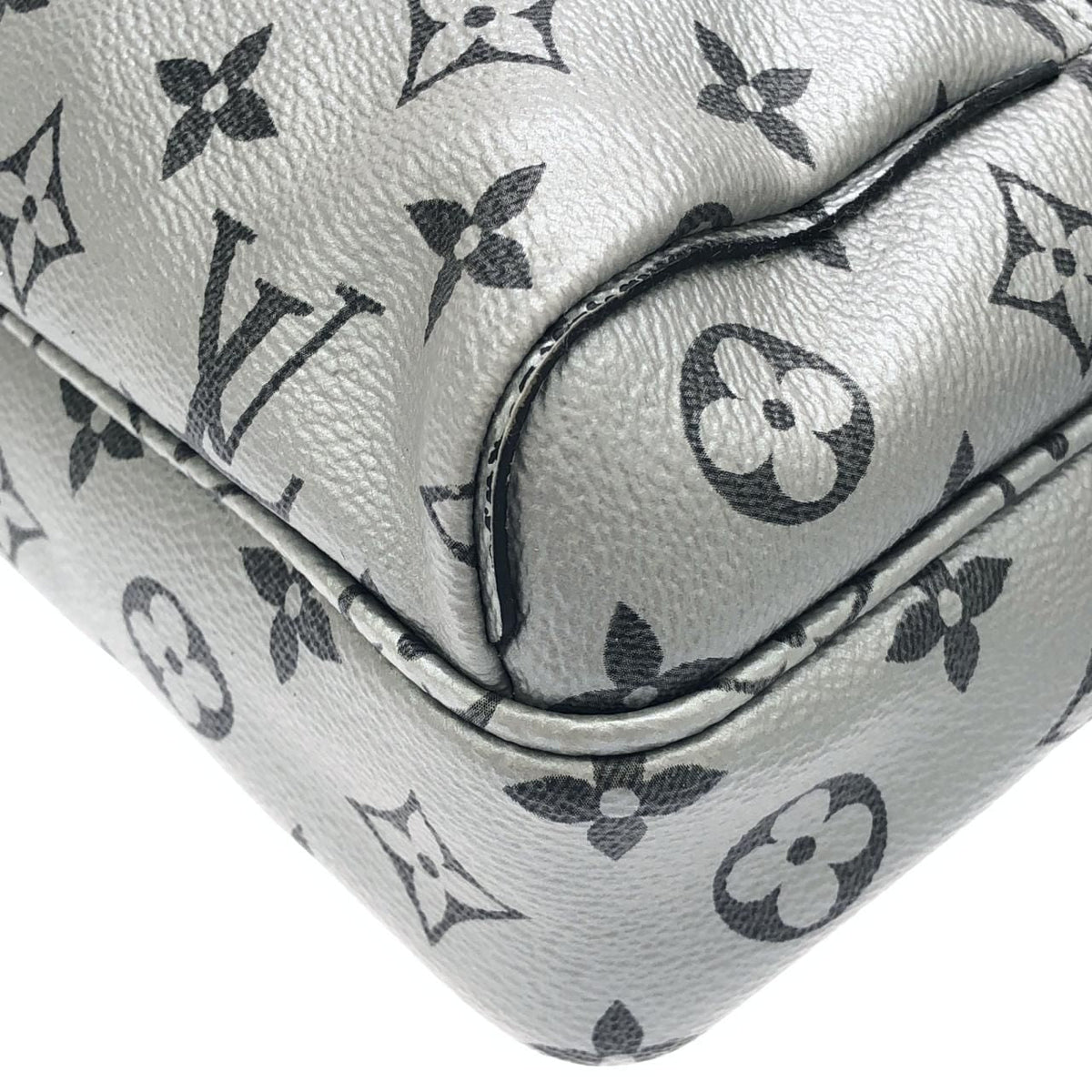 Louis Vuitton Monogram Messenger shoulder bag