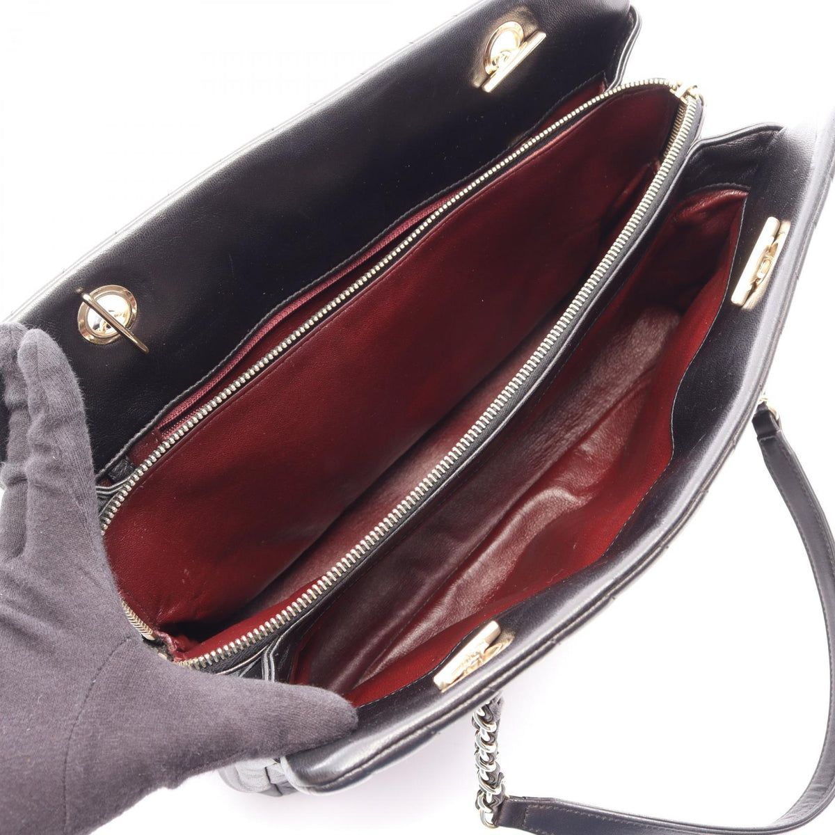 CHANEL Black V-Stitch Chevron leather 2101220082109